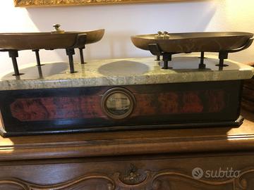 Bilancia antica con pesi