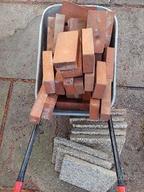 41 mattoni pieni + 8 piastrelle graniglia 40x40