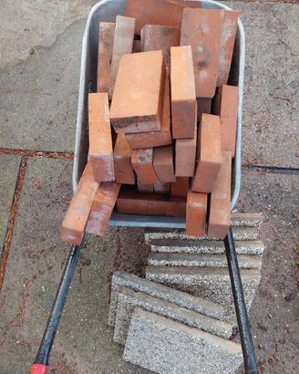 41 mattoni pieni + 8 piastrelle graniglia 40x40