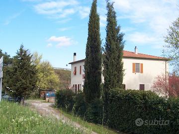 Appartamento in campagna con garage, dependance e