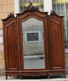 Antico armadio in noce