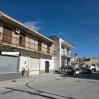Castelvetrano appartamento con girdino + garage