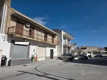 Castelvetrano appartamento con girdino + garage