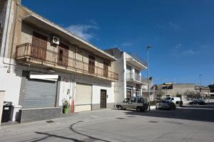 Castelvetrano appartamento con girdino + garage