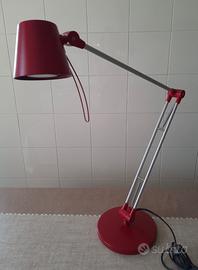 Lampada da tavolo con braccio regolabile