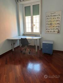 Scrivania con sedie e contenitore mobile