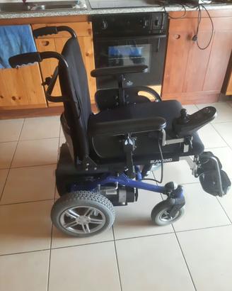 Carrozzina elettrica per anziani e disabili
