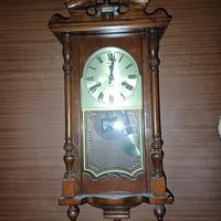 Orologio a pendolo vintage in legno