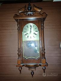 Orologio a pendolo vintage in legno