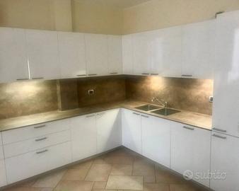 Appartamento di 150 m² con 4 locali e box auto a M