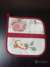 set guantone e due presine a punto croce 