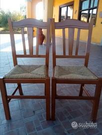 Sedie in legno massello.