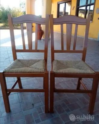 Sedie in legno massello.