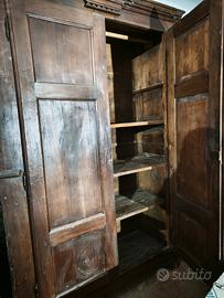 Armadio antico in legno massello con ripiani