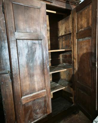 Armadio antico in legno massello con ripiani