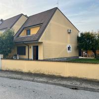 Villa di testa con giardino e box