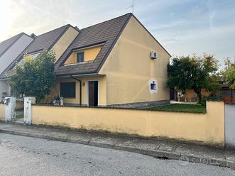 Villa di testa con giardino e box