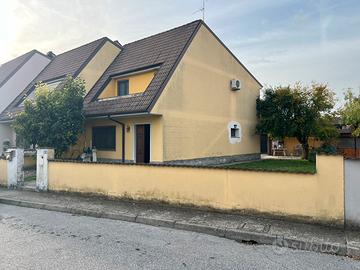 Villa di testa con giardino e box