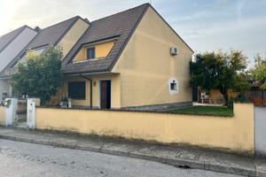 Villa di testa con giardino e box