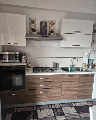 cucina 3 metri lineari colore legno scuro