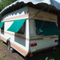 Caravan in campeggio di montagna sopra Stresa