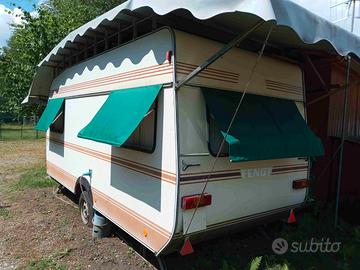 Caravan in campeggio di montagna sopra Stresa