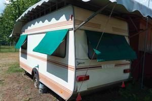 Caravan in campeggio di montagna sopra Stresa