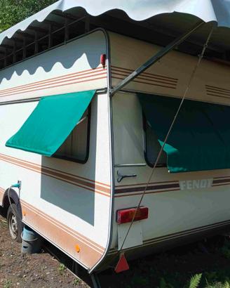 Caravan in campeggio di montagna sopra Stresa