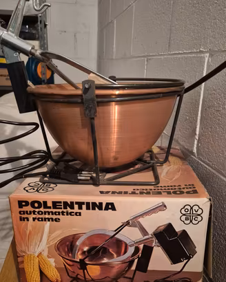 Pentola con meccanismo automatico per polenta
