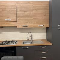 Cucina, tavolo e sedie