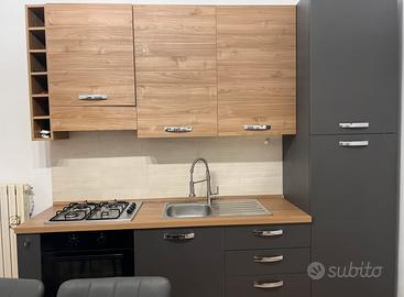 Cucina, tavolo e sedie