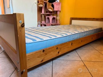 Letto singolo in legno massello con materasso