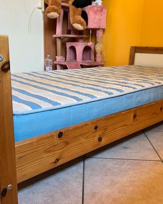 Letto singolo in legno massello con materasso