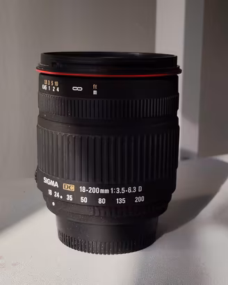 Sigma 18 200 mm DC f3.5-6.3 attacco Nikon