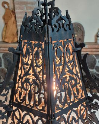 Lampada realizzata in traforo a mano