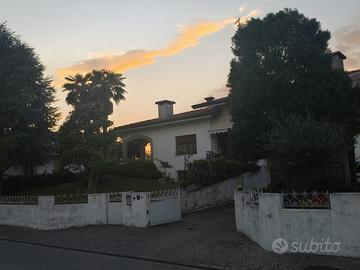 Villa con ascensore porticato e giardino