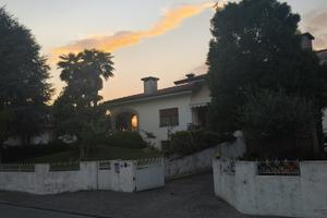 Villa con ascensore porticato e giardino