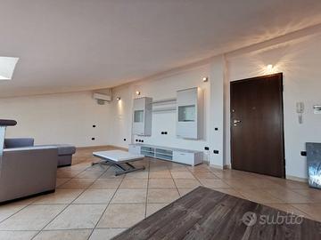 Ampio bilocale all'ultimo piano con ascensore