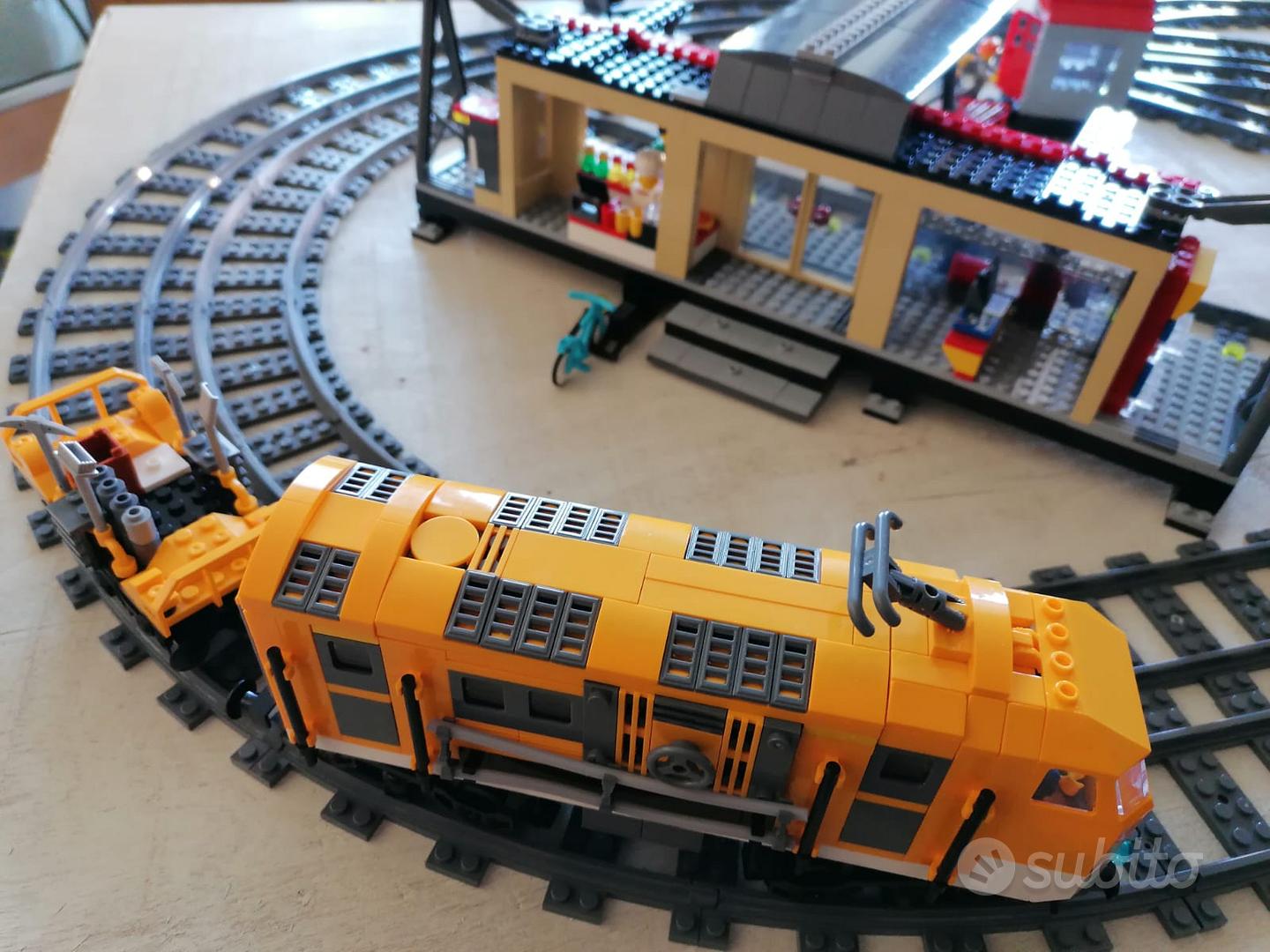 Lego Stazione Ferroviaria Passaggio A Livello Lego City LEGO 10278