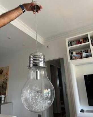Lampadario a forma di lampadina