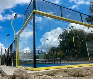 Terreno con campo da padel.