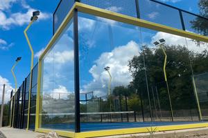 Terreno con campo da padel.