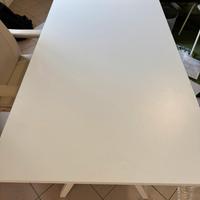 Scrivania e poltrona con ruote