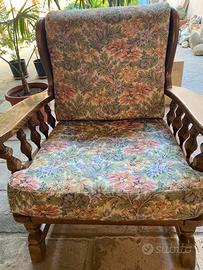 Poltrona in legno con cuscini vintage