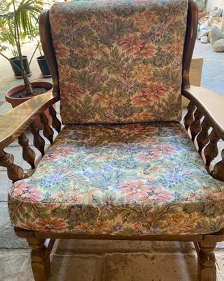 Poltrona in legno con cuscini vintage