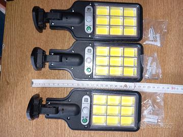 Tre lampioni solari nuovi con crepuscolare sensore