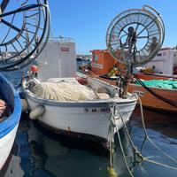 Barca da pesca a motore usata