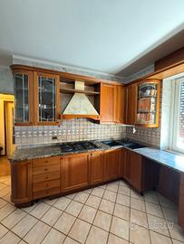 Cucina angolare con piano in granito