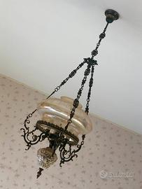 Lampadario ferro battuto e porcellana