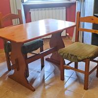 Tavolo in legno più 2 sedie con cuscini